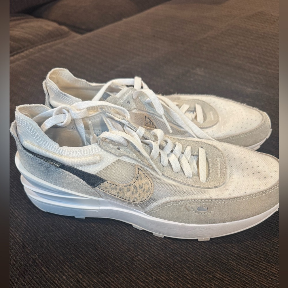 Nike women’s waffle one in white & leopard size 9